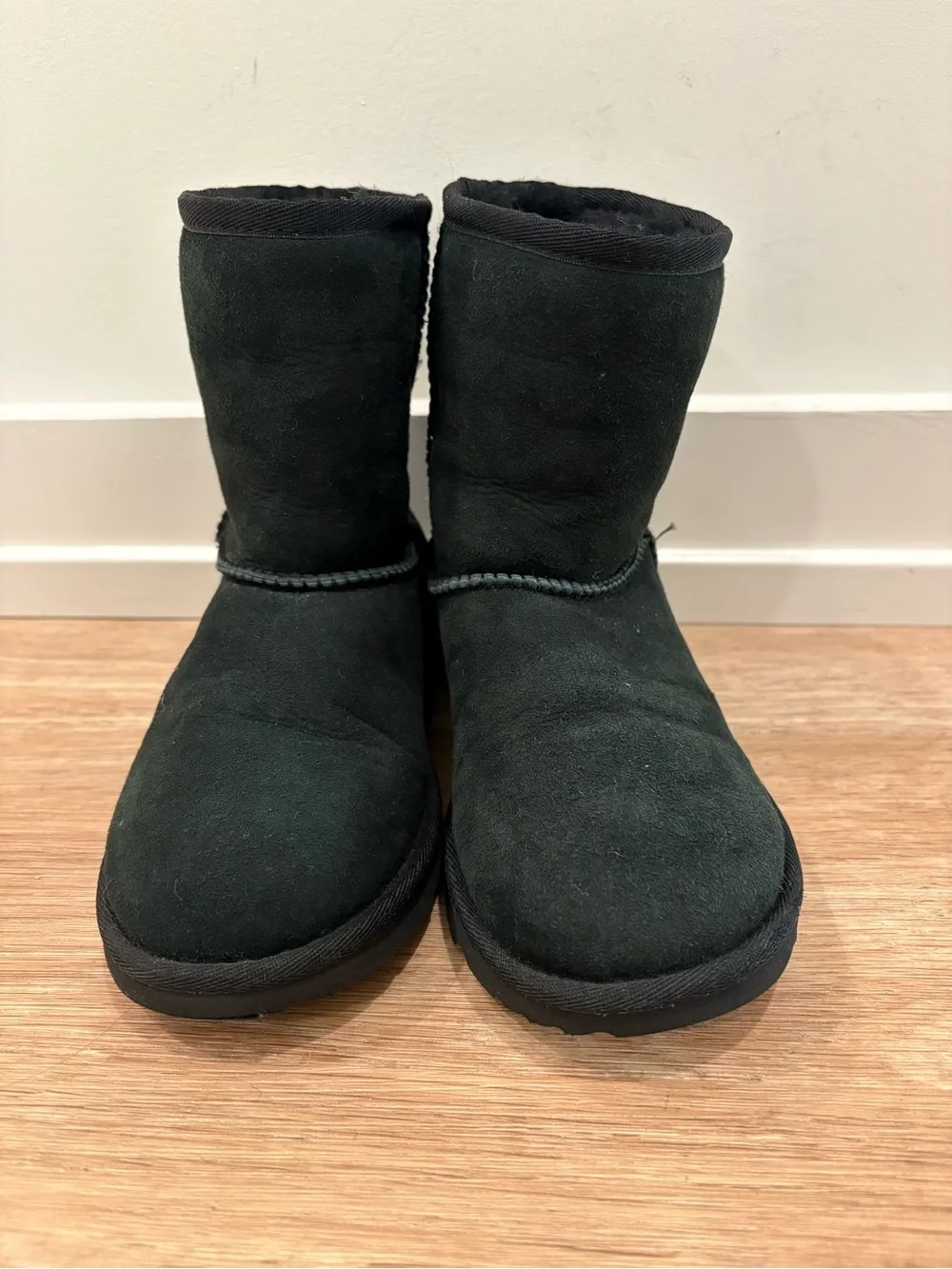 UGG Kids Black Short Suede Boots Cozy Warm Fur Shearling Trendy Fall Little Girl